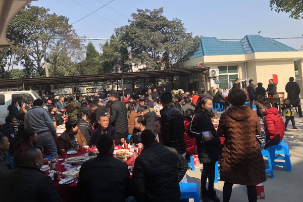 Jantar de Ano Novo de 2017 do TAIZHOU KINDEAL PAPER: apresentado pelo Sr. Gongliang Yu, com sorteio e excelentes recompensas para funcionários