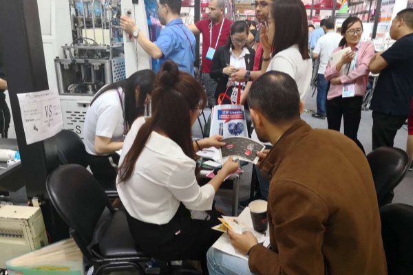 Conquistas notáveis ​​da TAIZHOU KINDEAL PAPER na Spring Canton Fair China de 2018 – Experiência profissional e pedido imediato de rolo de copo de papel